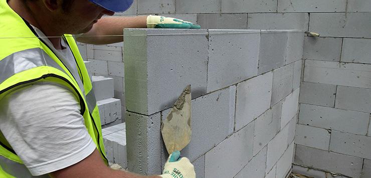 در هنگام ساخت بلوک اتوکلاو شده، ماده اصلی آن را درون قالب های یک اندازه با ابعادی بسیار دقیق میریزند و در هنگام دیوارچینی تنها از ملاتی بسیار نازک استفاده میشود.